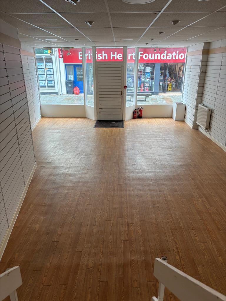 Lot: 15 - TOWN CENTRE COMMERCIAL PROPERTY WITH POTENTIAL - Shop